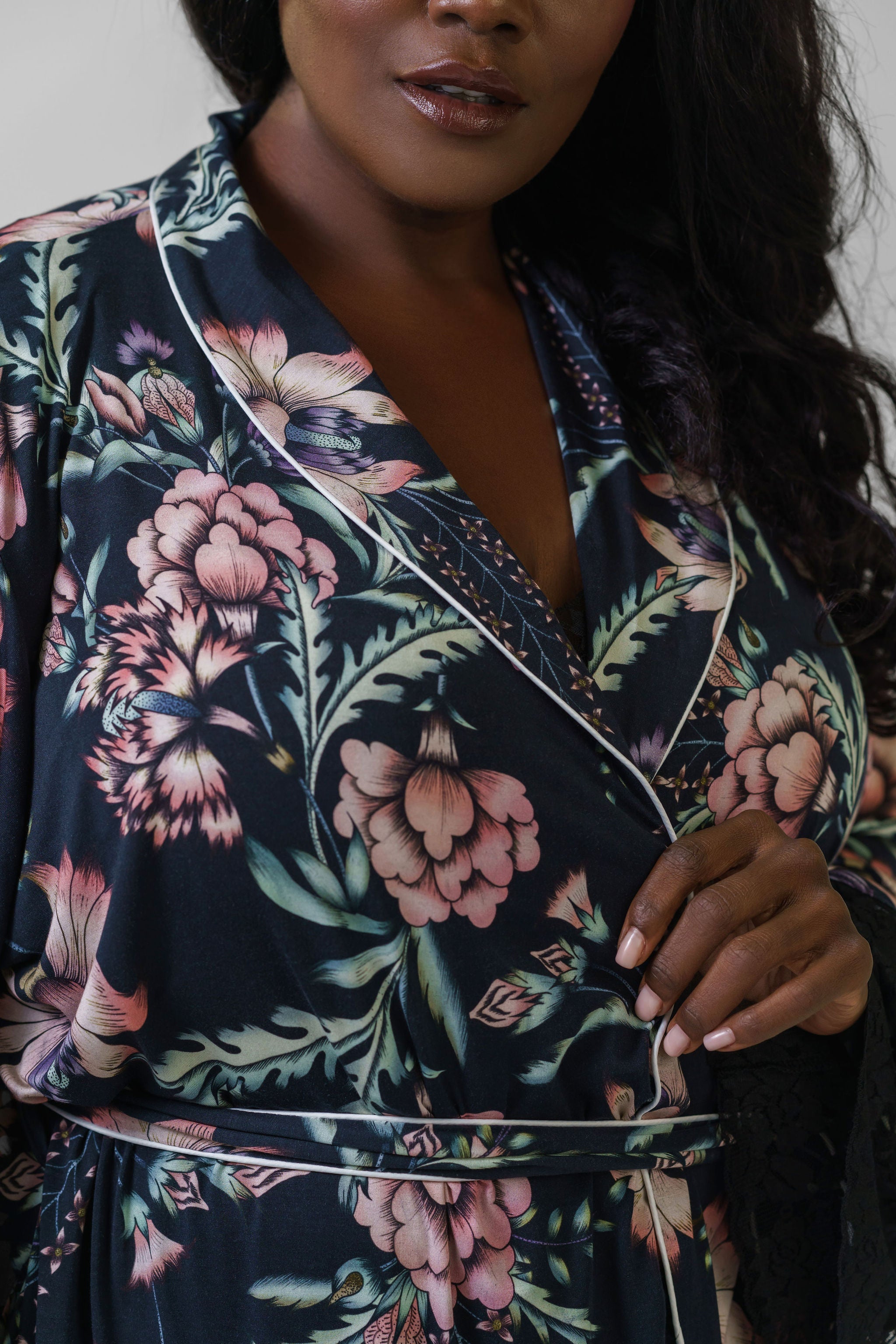 SATIN & LACE SHORT ROBE plus-size - AMOUR781
