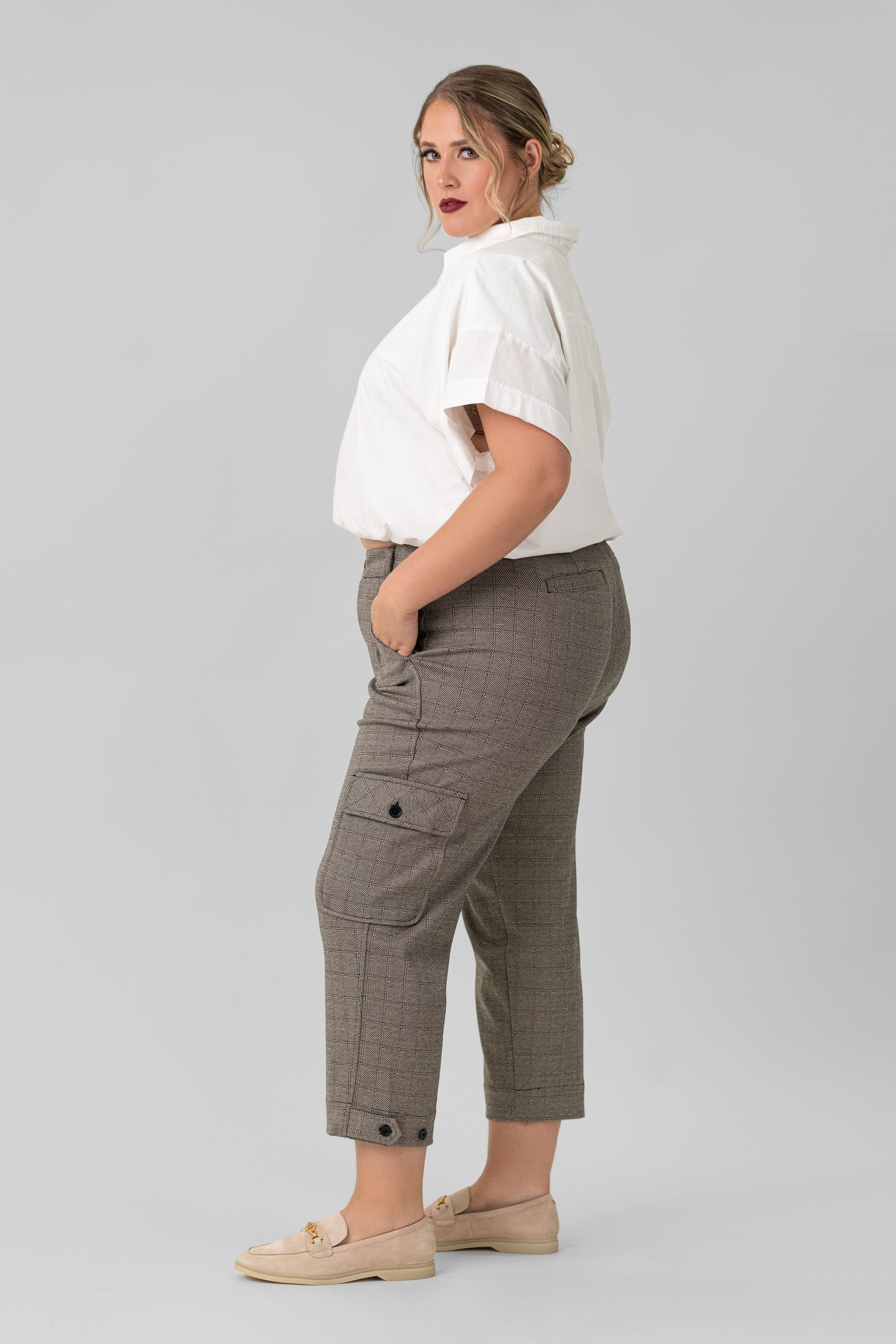 UTILITY CROP WITH TAB HEM AND CARGO plus-size - AMOUR781