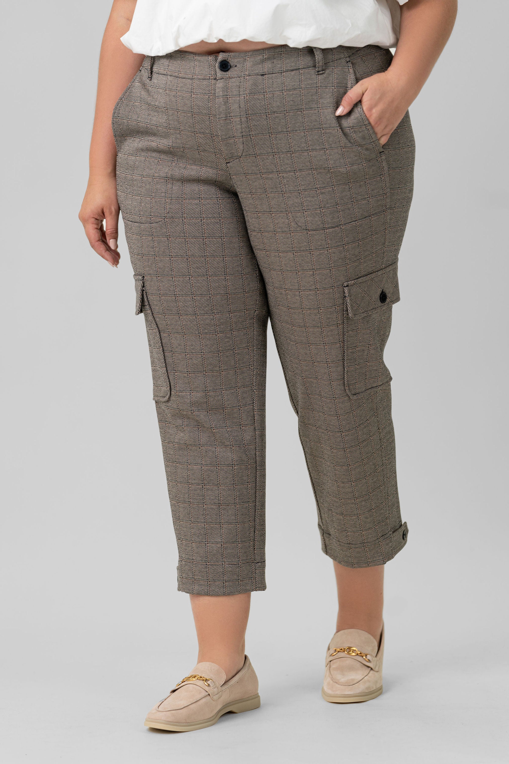 UTILITY CROP WITH TAB HEM AND CARGO plus-size - AMOUR781