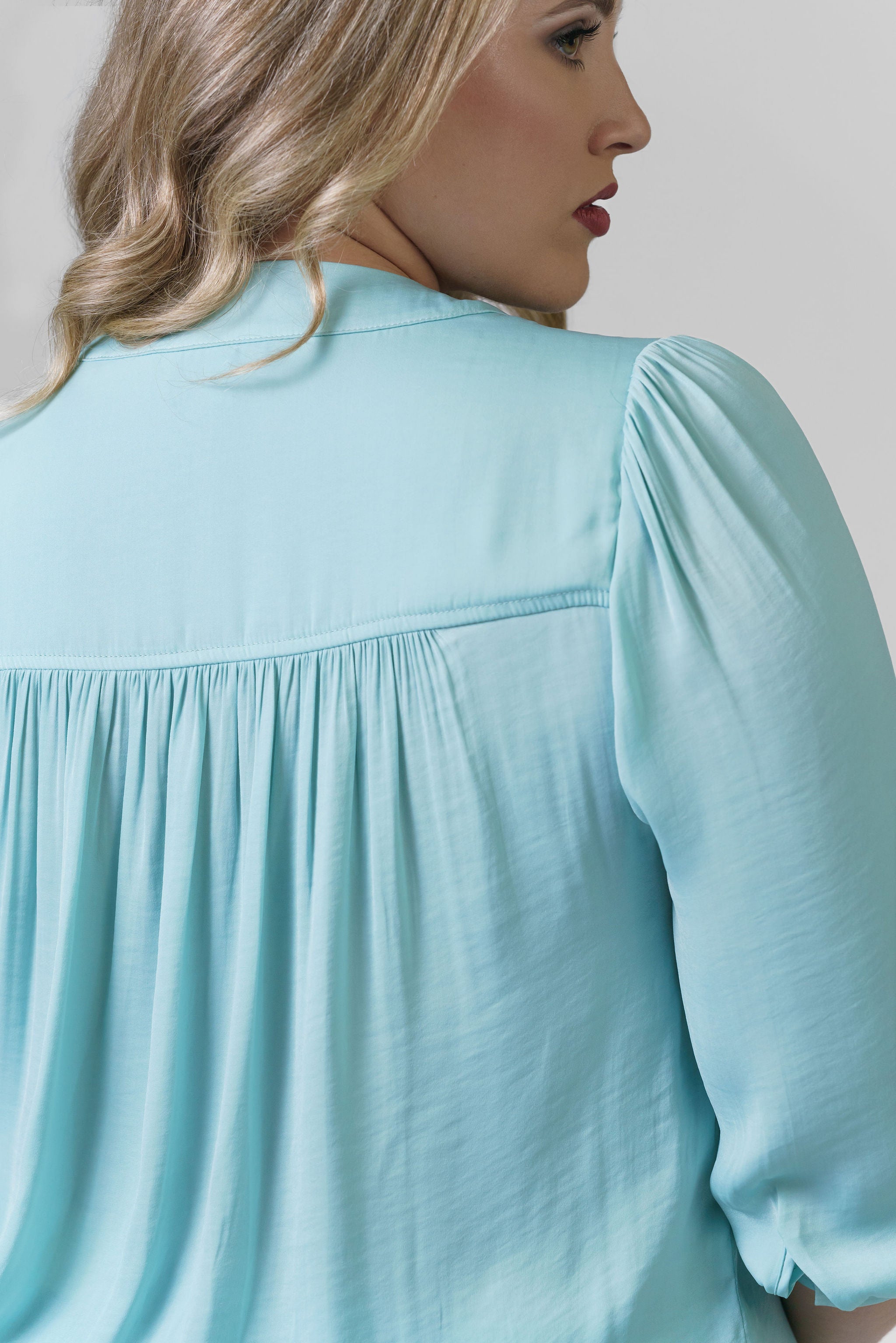 V-NECK POPOVER WOVEN BLOUSE plus-size - AMOUR781