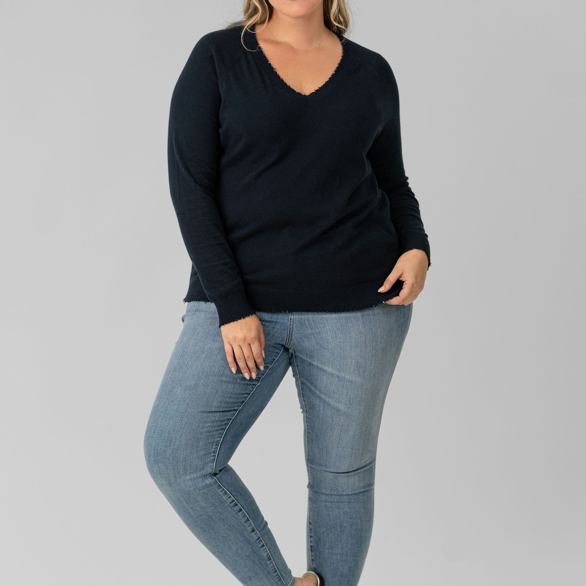 COTTON CASHMERE DISTRESSED LS V-NECK plus-size - AMOUR781