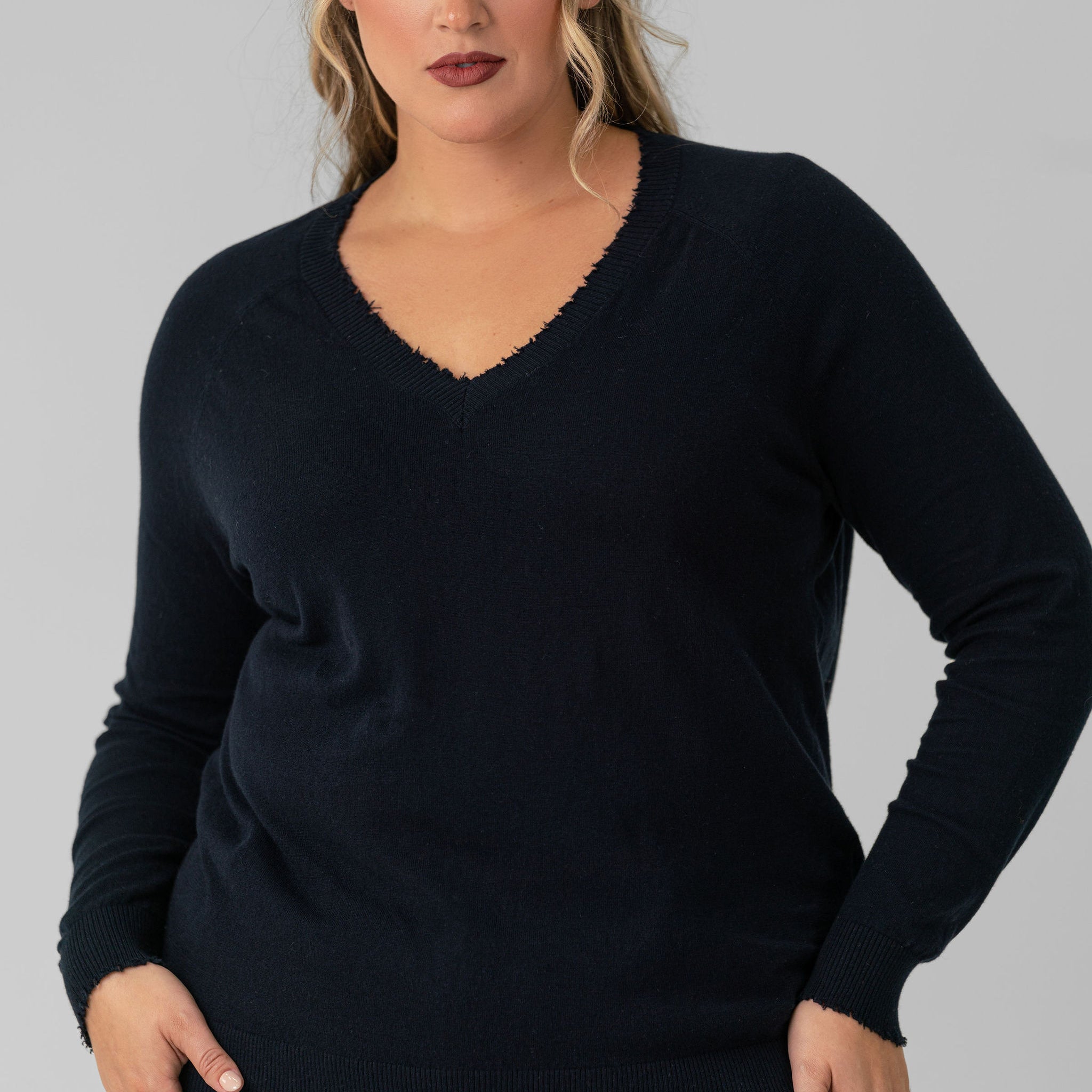 COTTON CASHMERE DISTRESSED LS V-NECK plus-size - AMOUR781