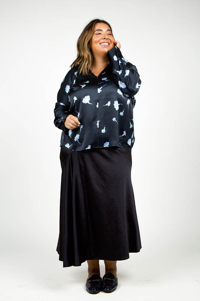 Sea carnation shaped collar blouse designed by Vince.